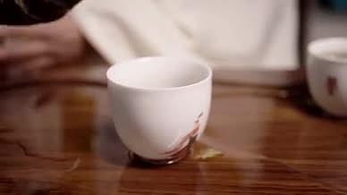 人物品茶喝茶泡茶实拍视频素材视频的预览图
